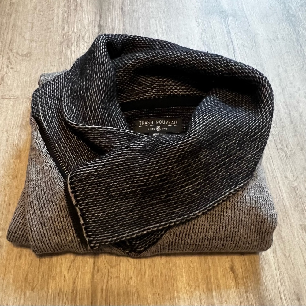 Trash Nouveau Men’s Sweater Size Medium